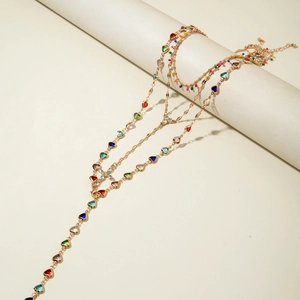 Collana a catena dorata con gemme colorate a cuore e dettagli in perle multistrato