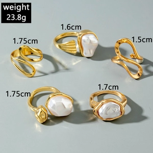 Ensemble de 5 bagues dorées vintage avec courbes irrégulières, perles et dimensions