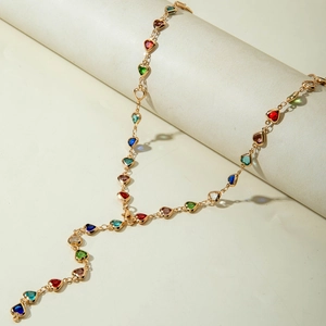 Collana dorata con pietre preziose a cuore multicolore su base color crema