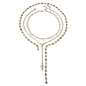 Set di collane multistrato dorate con cuori di cristallo colorati e pendente a croce
