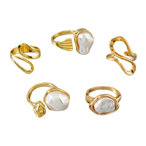 Ensemble de cinq bagues dorées vintage avec perles baroques et anneaux ajourés chics