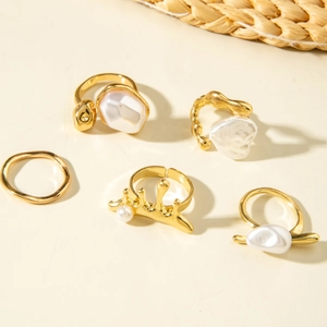 Five-piece gold baroque irregular pearl ring set with geometric and heart-shaped designs
