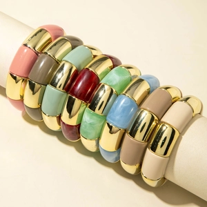 Bracelets extensibles bohèmes colorés avec perles de bambou dorées sur support