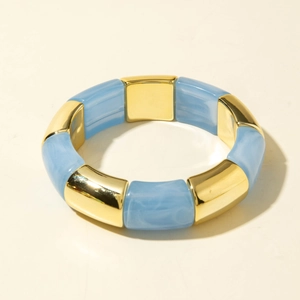 Bracelet extensible bohème avec tubes en métal doré et perles en résine marbrée bleu ciel