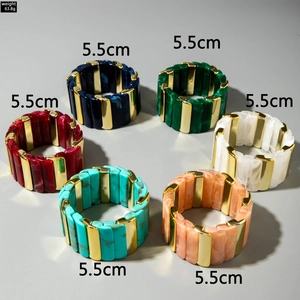Vue détaillée des dimensions et des blocs de résine colorés de ces bracelets rétro