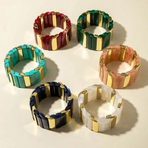 Lot de six bracelets larges élastiques en acrylique marbré coloré avec accents dorés