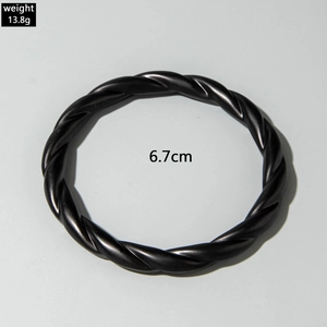 Detail view of a 13.8g black twisted acrylic bracelet showing 6.7cm diameter and dimensions