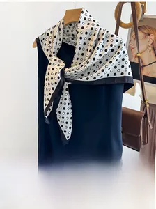 Detail eines schwarz-weißen Seidenschals mit glatter Textur aus weichem Twill-Gewebe