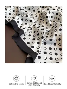 Makro-Detail des weichen schwarz-weißen Polka-Dot-Seidenschals mit glatter Textur