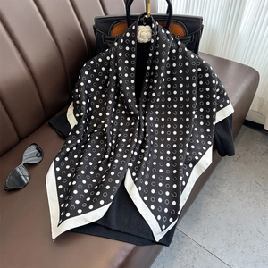Klassischer schwarz-weißer Polka-Dot-Seidenschal mit breitem weißem Rand für Damen