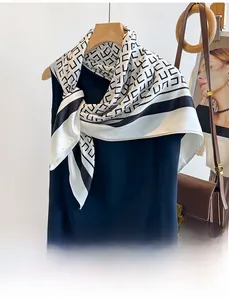 Detail eines Premium-Seidenschals aus Twill mit geometrischem Muster und glatten Kanten