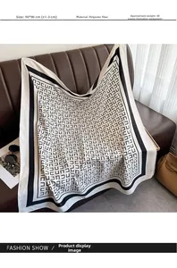 Detailansicht eines 90x90cm Polyester-Halstuchs mit geometrischem Muster und schwarzem Rand