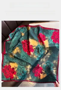 Dettaglio foulard in seta di poliestere con motivo floreale vintage e bordo rosso