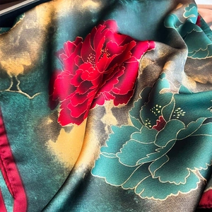 Sciarpa di seta in poliestere verde scuro con motivi di fiori di peonia rossa