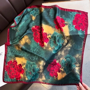 Sciarpa quadrata in seta satinata con stampa floreale peonia su fondo verde