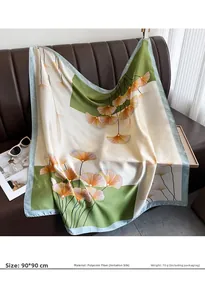 Dettaglio foulard 90x90cm in seta sintetica verde con motivi di foglie di ginkgo oro