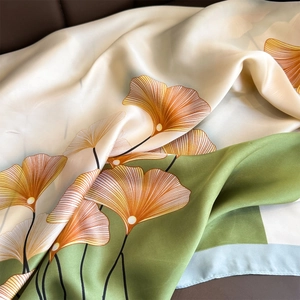 Elegante sciarpa in seta con motivo a foglie di ginkgo gialle su base bianco avorio