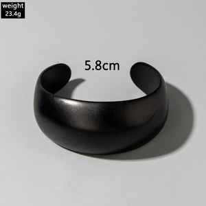 Detailed view of matte black C-shaped cuff bracelet showing 23.4g weight and 5.8cm diameter