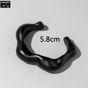 Macro detail of wave-shaped acrylic bracelet with 5.8cm size and 24.1g weight details