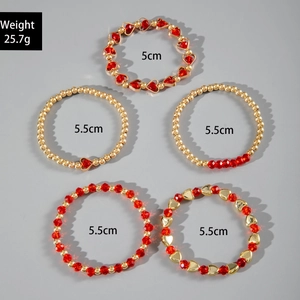 Fünfteiliges mehrlagiges Armband-Set in Gold mit roten herzförmigen Perlen