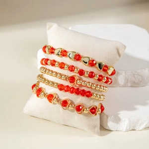 Fünfschichtiges Herz-Armband-Set mit roten Kristallperlen und goldenen Herzanhängern