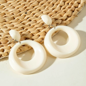 Retro cremeweiße Acryl-Ohrringe mit großem Ring aus Harz im minimalistischen Design