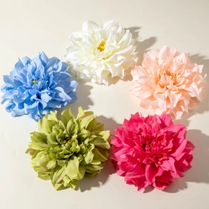 Détail de cinq pinces à fleurs de pivoine artificielles en bleu blanc et rose