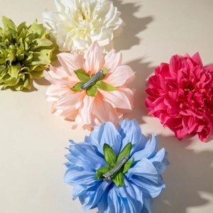 Détails des pinces à cheveux pivoine en tissu coloré avec clips en métal au dos