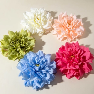 Vue macro détaillée de cinq têtes de pivoines en tissu coloré pour accessoires cheveux