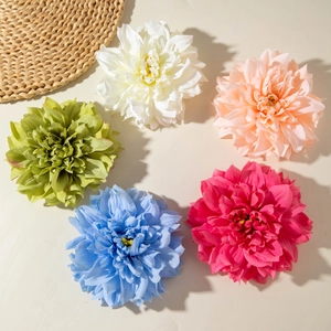 Vue de dessus de cinq pinces à fleurs de pivoine en tissu avec pétales détaillés