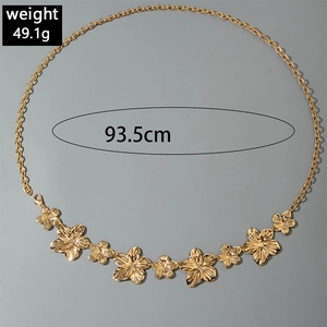 Dettaglio catena in metallo dorato con fiori da 93,5 cm e chiusura a moschettone