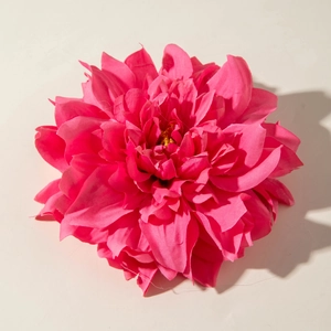 Pince à cheveux fleur de pivoine artificielle rose avec pétales en tissu sur fond beige