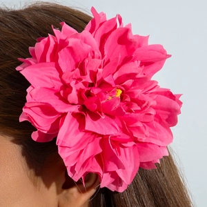 Détail macro d'une grande pince à cheveux pivoine en tissu rose sur cheveux