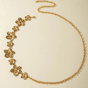 Cintura a catena in oro con fiori 3D in rilievo per un look da donna alla moda