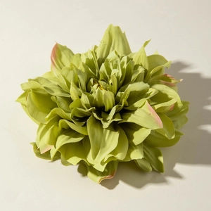 Détail de pince à cheveux dahlia en tissu avec pétales verts et pointes mauves