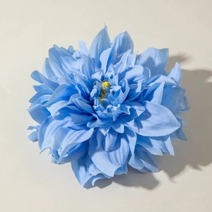 Détail d'une pince à cheveux pivoine bleue artificielle avec des pétales en tissu