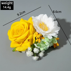Détail d'une pince à cheveux fleurie avec rose jaune, dahlia blanc et feuilles, 9 cm