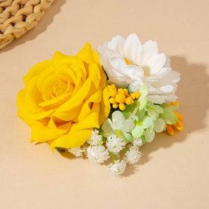 Gros plan détaillé d'une pince à cheveux florale en tissu rose jaune et marguerite