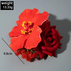 Détail de la pince à cheveux hibiscus et rose en tissu rouge avec mesures et poids inclus