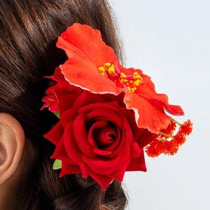 Gros plan d'une pince à cheveux pivoine en tissu rouge avec des étamines jaunes détaillées