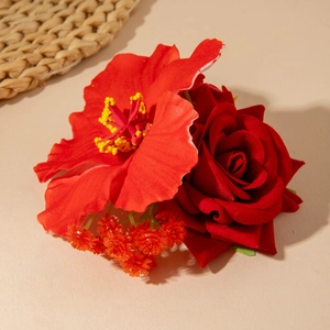 Gros plan de pinces à cheveux en tissu hibiscus et rose rouge sur fond beige épuré