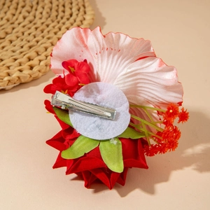 Détail d'une pince à cheveux pivoine en tissu rouge avec feuilles et clip en métal