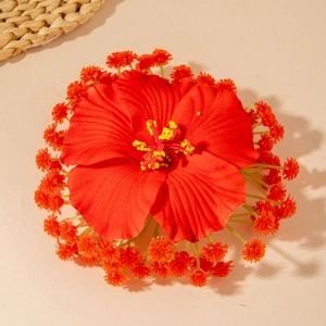 Détail d'une pince à cheveux hibiscus rouge avec des étamines réalistes et des fleurs