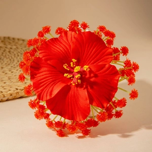 Gros plan d'une fleur d'hibiscus rouge en tissu avec pistils jaunes pour accessoires