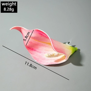 Détail d'une pince à cheveux fleur de calla rose dégradé avec attache métallique robuste