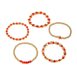 Fünfteiliges Set aus mehrlagigen goldenen und roten Perlenarmbändern mit Herzanhänger