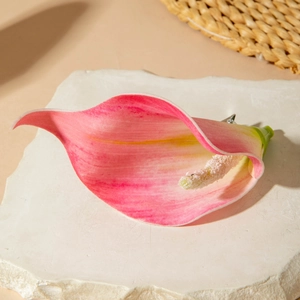 Détail d'une pince à cheveux pivoine en tissu rose avec pétales réalistes et dégradés