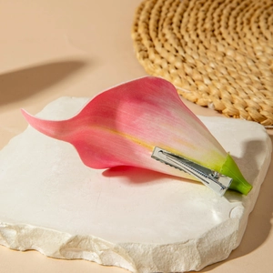 Détail de la pince à cheveux calla rose en tissu avec clip métallique argenté