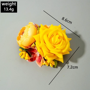 Vue détaillée d'une pince à cheveux pivoine en tissu jaune de 8,6 cm et poids de 13,4 g