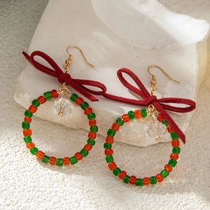 Boucles d'oreilles couronne de Noël avec nœuds rouges et perles vertes sur pierre